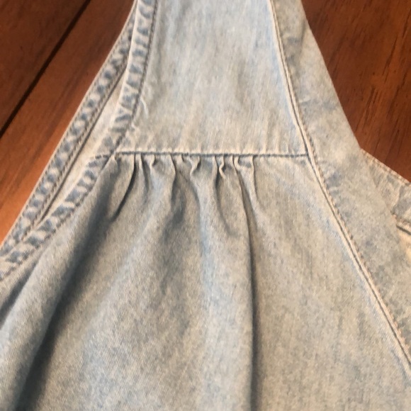 Chambray tank top with key hole in the back - Picture 4 of 4